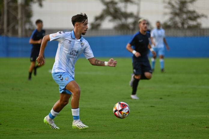 Larrubia conduce el balón en el amistoso ante el San Fernando | Javier Díaz