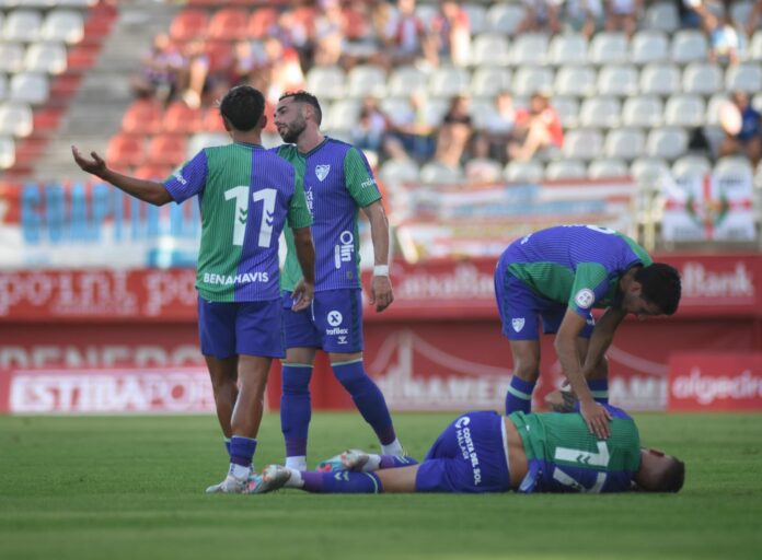 Los jugadores del Málaga protestan una falta sobre Dioni | Javier Díaz