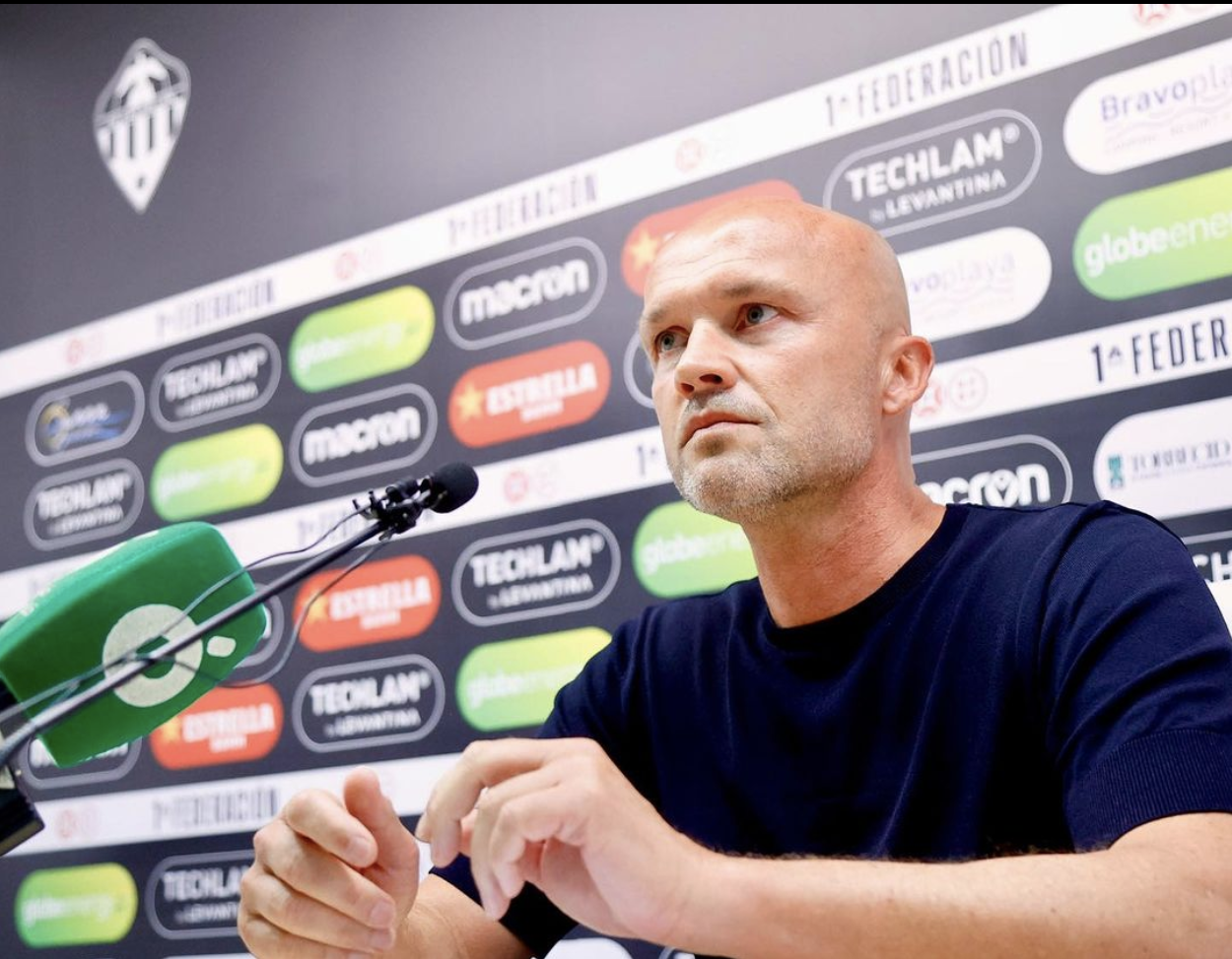 Dick Shreuder, entrenador del CD Castellón en su presentación oficial | CD Castllón