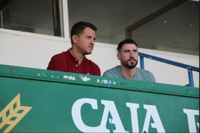 El secretario técnico del Linares, Antonio Matez, junto al director deportivo Miguel de Hita | Linares Deportivo