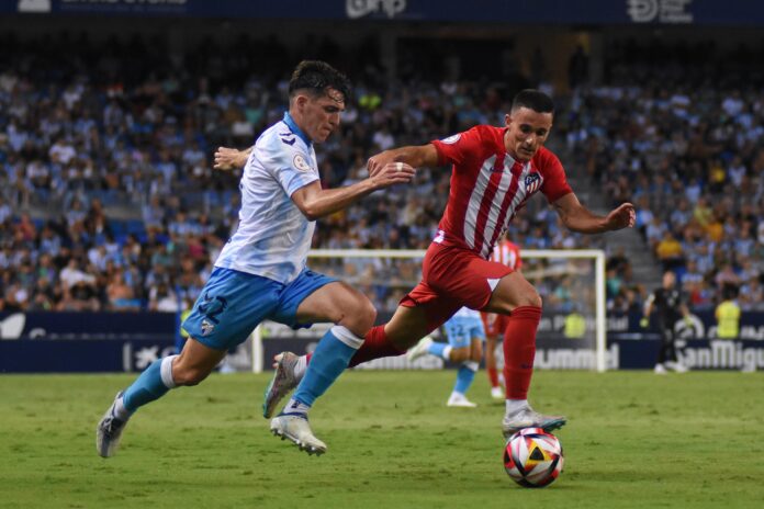 Gabilondo se dispone a centrar en el duelo ante el Atlético de Madrid B | Javier Díaz