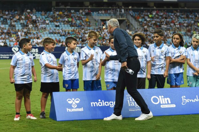Pellicer saluda a los niños que acudieron al encuentro ante el Atlético de Madrid B | Javier Díazz