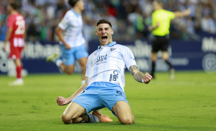 Roberto celebra el gol en La Rosaleda ante el Atlético de Madrid B | Foto: Javier Díaz