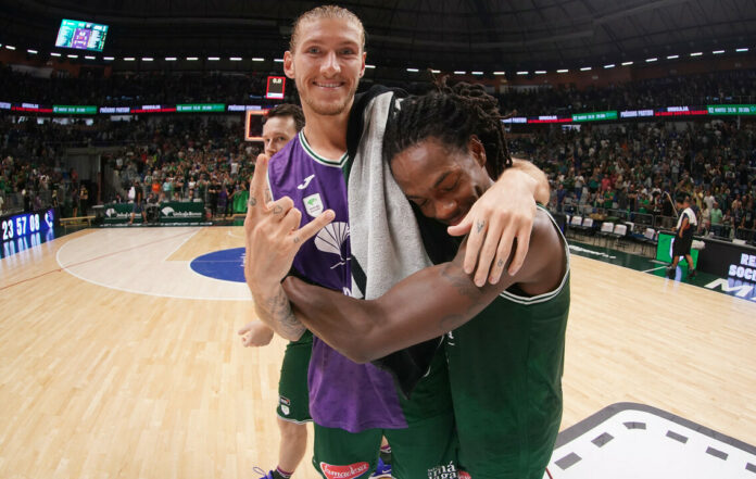 Osetkowski y Perry festejan en la pista la victoria ante la Penya | ACBPHOTO