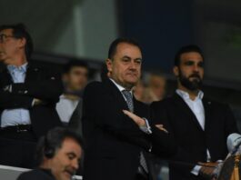 José María Muñoz junto a Jesús Gámez y Loren Juarros en el fondo durante el partido ante el Real Madrid Castilla | Javier Díaz