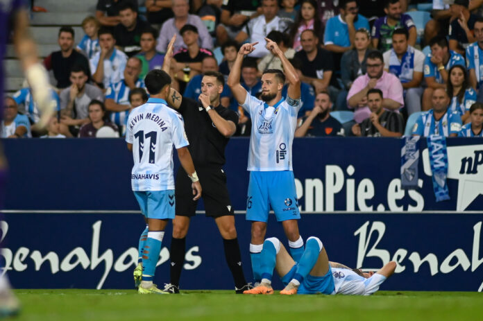 Momento en el que Víctor García cae lesionado en La Rosaleda | Javier Díaz