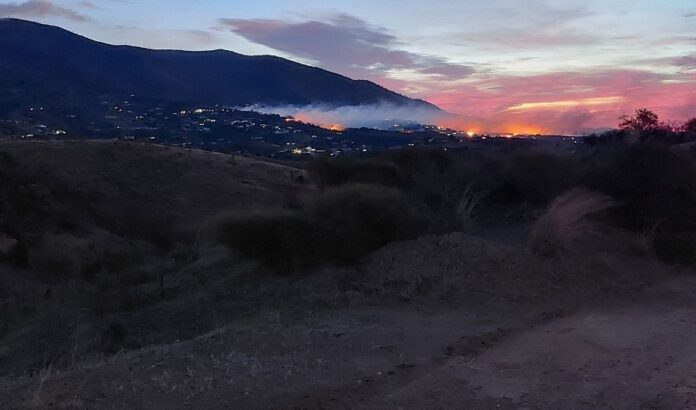 Vista del Incendio declarado esta madrugada en la zona de Venta de los Condes en el municipio de Mijas | 112