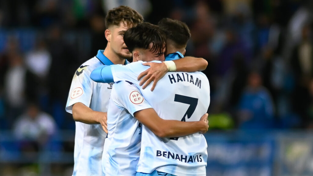Larrubia abraza a Haitam tras anotar el gol | Javier Díaz