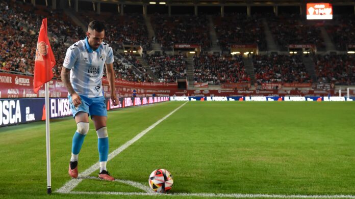 Manu Molina, instantes antes de lanzar el córner que supuso el gol de Murillo | Javier Díaz