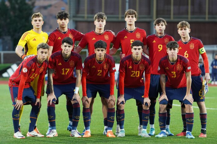 Antoñito Cordero, el segundo por la izquierda en la fila inferior, posando en el once titular / Foto: RFEF