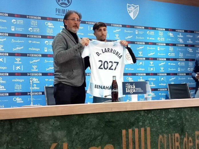 Larrubia durante su último acto de renovación con Loren Juarros