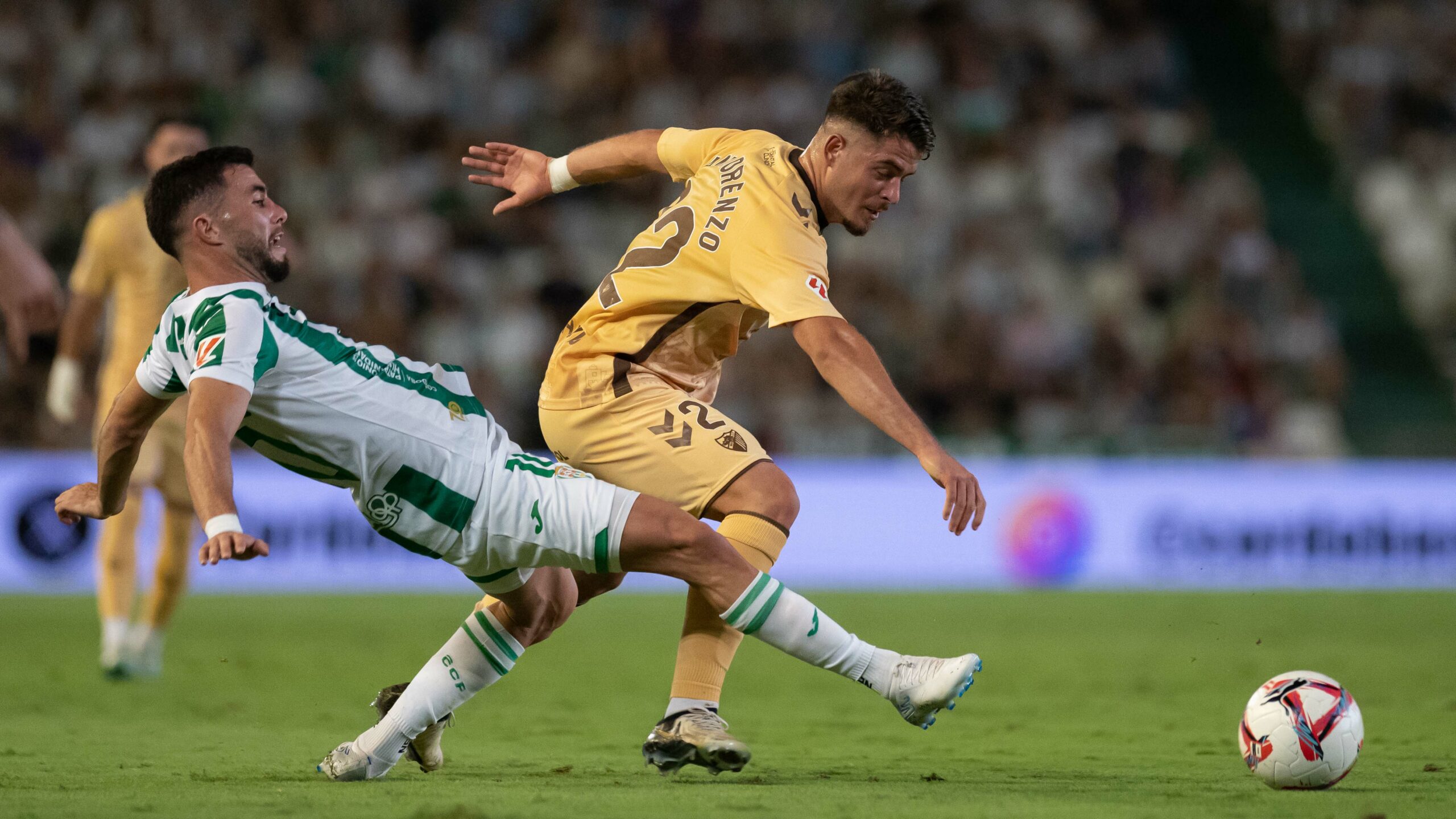 Dani Lorenzo disputa un balón con un futbolista del Córdoba CF, temporada 2024/2025.
