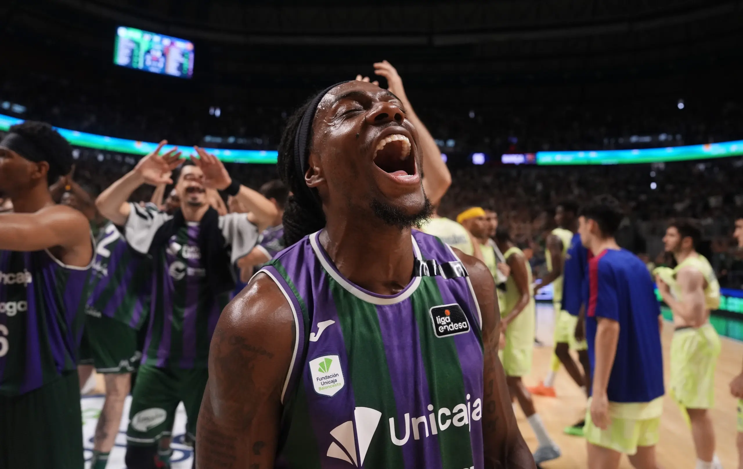 PERRY SACA PECHO DE SU UNICAJA