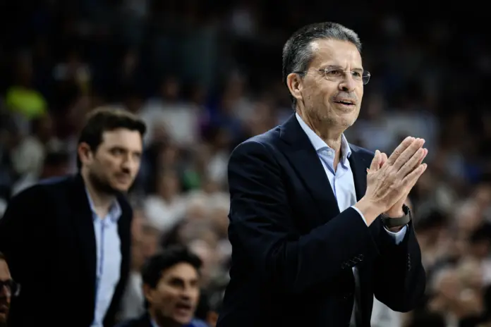 PEDRO MARTÍNEZ SALE DEL MOVISTAR ARENA A LO IBON NAVARRO