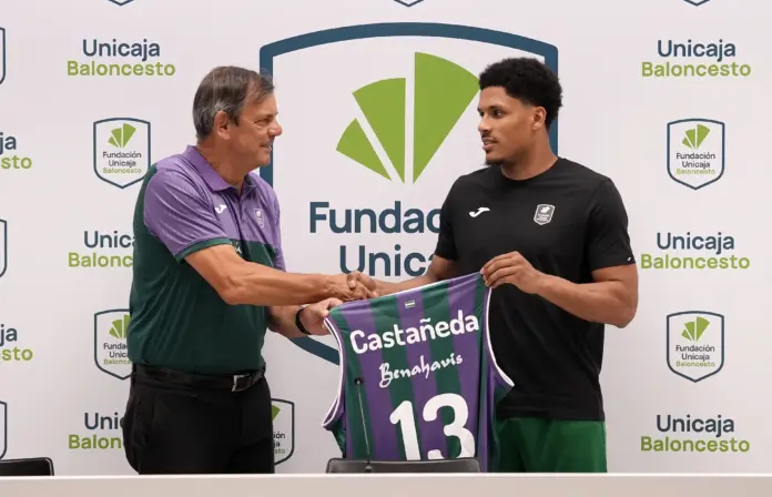 XAVIER CASTAÑEDA EN SU PRESENTACIÓN CON UNICAJA Y JUANMA RODRÍGUEZ XAVIER CASTAÑEDA EN SU PRESENTACIÓN CON UNICAJA Y JUANMA RODRÍGUEZ