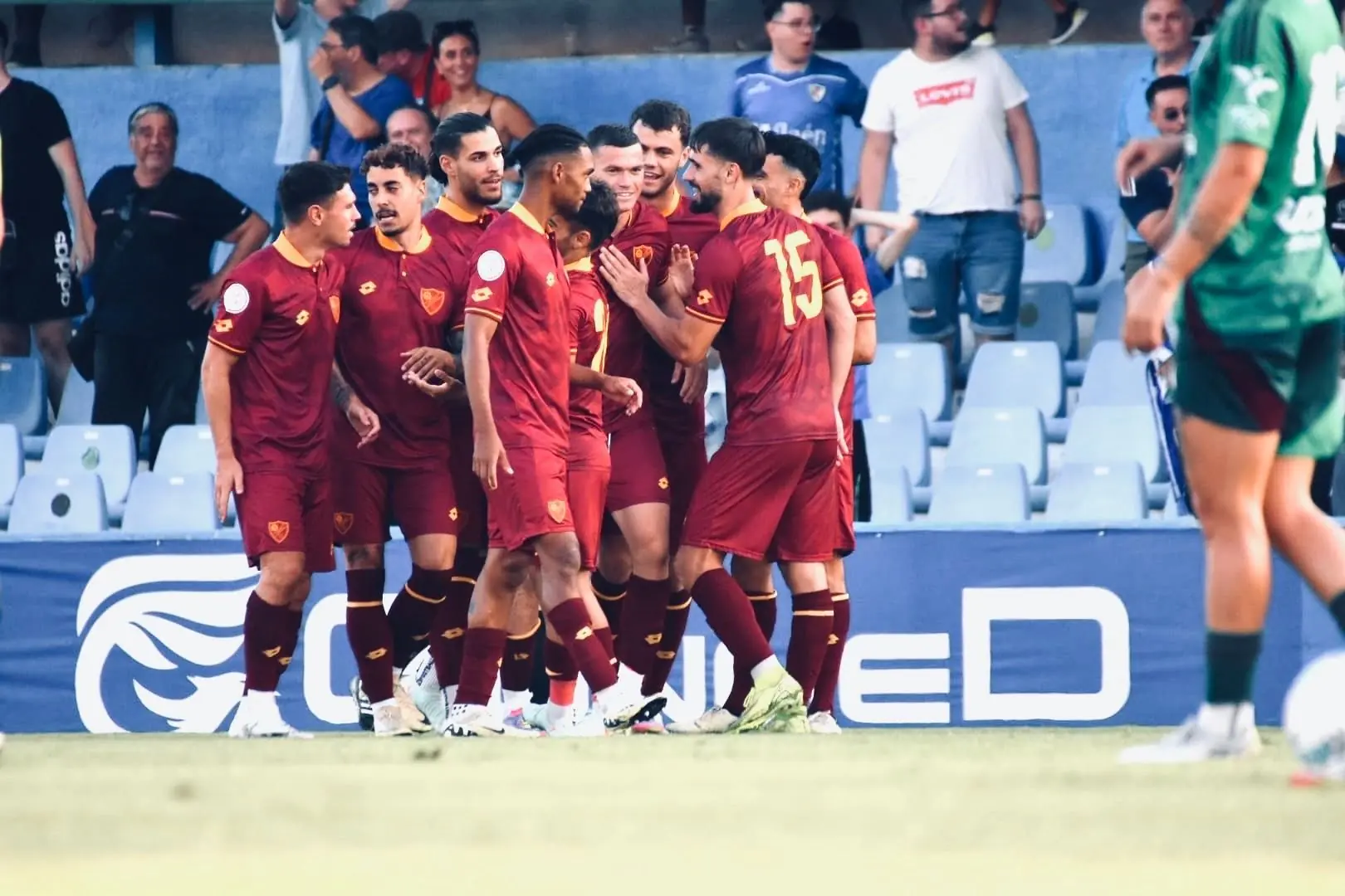 UN GOLAZO DE JACK HARPER BATE A UN RIVAL DEL MÁLAGA CF EN SEGUNDA UN GOLAZO DE JACK HARPER BATE A UN RIVAL DEL MÁLAGA CF EN SEGUNDA