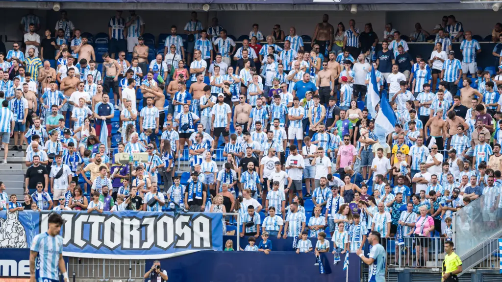LA AFICIÓN MALAGUISTA EN LA GRADA DURANTE EL PARTIDO ANTE EL EIBAR