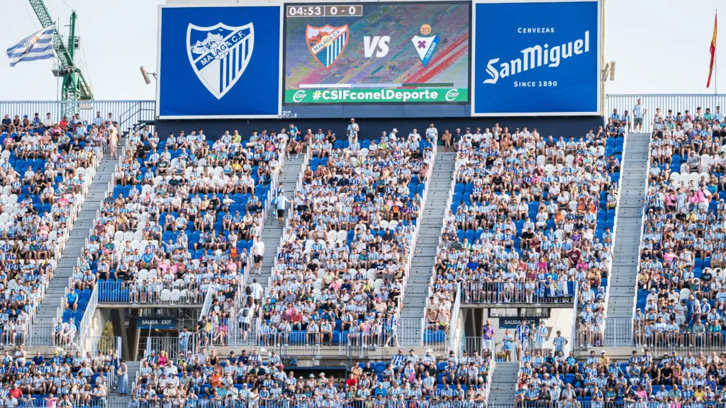 LA AFICIÓN MALAGUISTA EN LA GRADA DURANTE EL PARTIDO ANTE EL EIBAR
