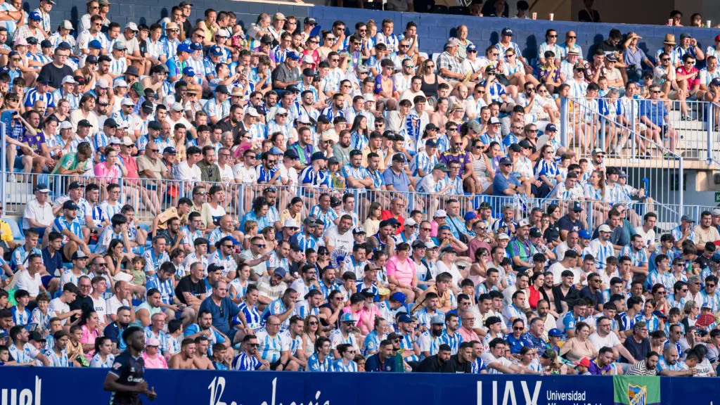 LA AFICIÓN MALAGUISTA EN LA GRADA DURANTE EL PARTIDO ANTE EL EIBAR