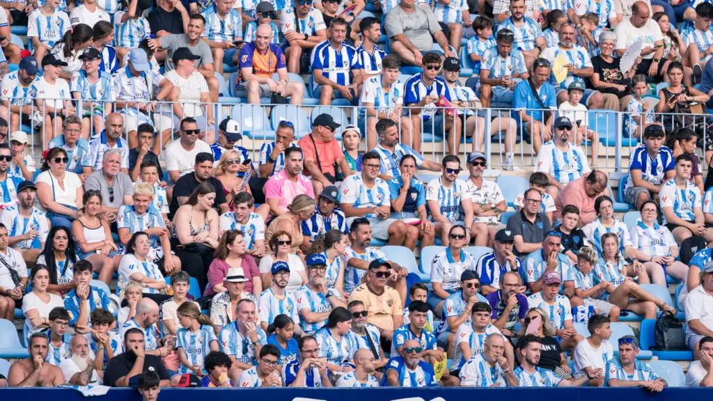 LA AFICIÓN MALAGUISTA EN LA GRADA DURANTE EL PARTIDO ANTE EL EIBAR