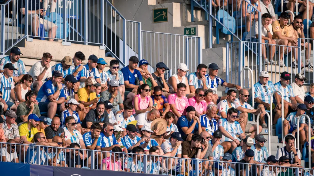 LA AFICIÓN MALAGUISTA EN LA GRADA DURANTE EL PARTIDO ANTE EL EIBAR