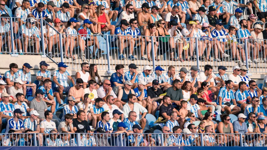 LA AFICIÓN MALAGUISTA EN LA GRADA DURANTE EL PARTIDO ANTE EL EIBAR