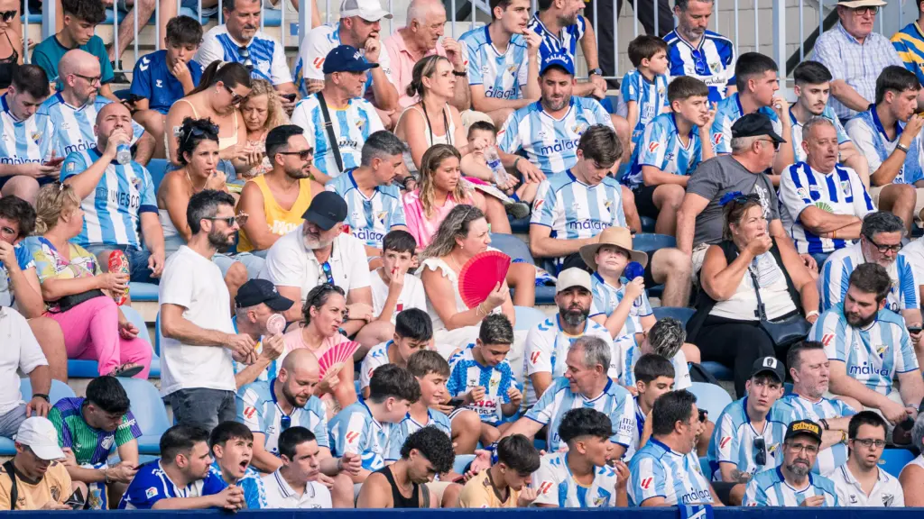 LA AFICIÓN MALAGUISTA EN LA GRADA DURANTE EL PARTIDO ANTE EL EIBAR