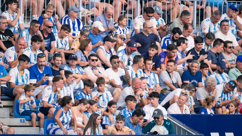 LA AFICIÓN MALAGUISTA EN LA GRADA DURANTE EL PARTIDO ANTE EL EIBAR
