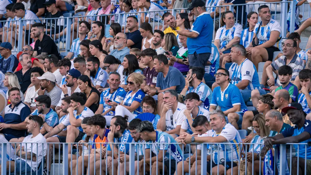 LA AFICIÓN MALAGUISTA EN LA GRADA DURANTE EL PARTIDO ANTE EL EIBAR