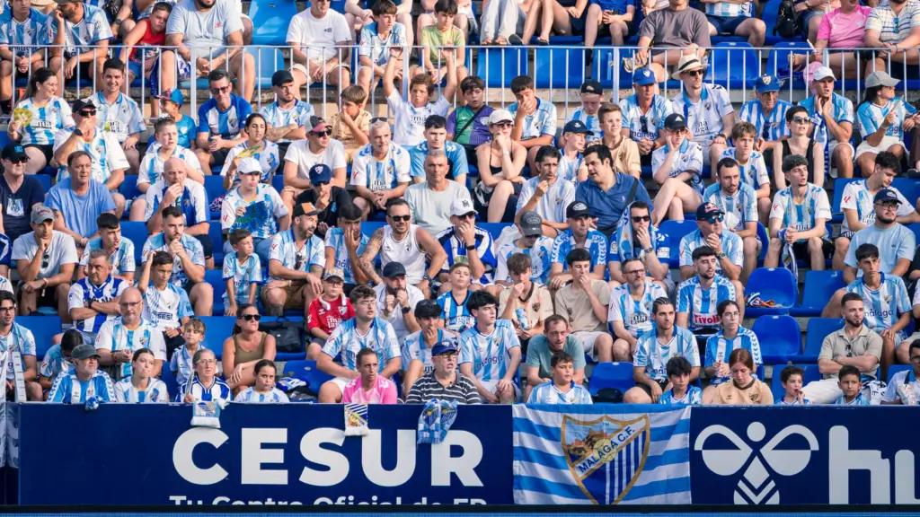 LA AFICIÓN MALAGUISTA EN LA GRADA DURANTE EL PARTIDO ANTE EL EIBAR