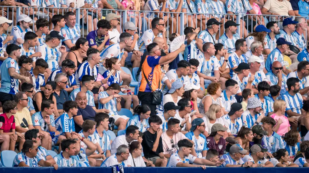 LA AFICIÓN PROTESTA AL ÁRBITRO EN EL MÁLAGA VS EIBAR
