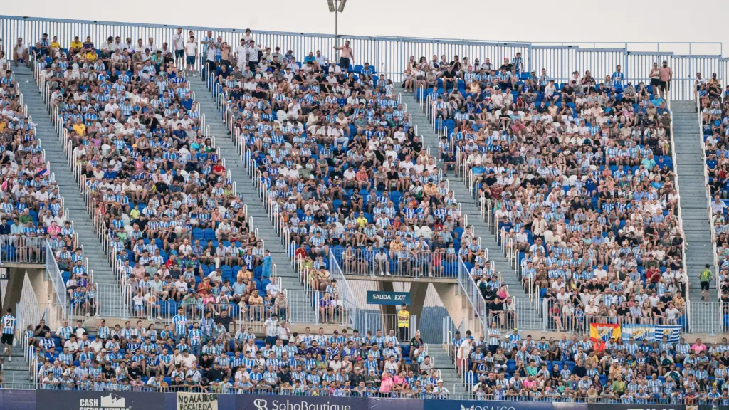 EL ASPECTO DE LAS GRADAS DE LA ROSALEDA EN EL MÁLAGA VS EIBAR