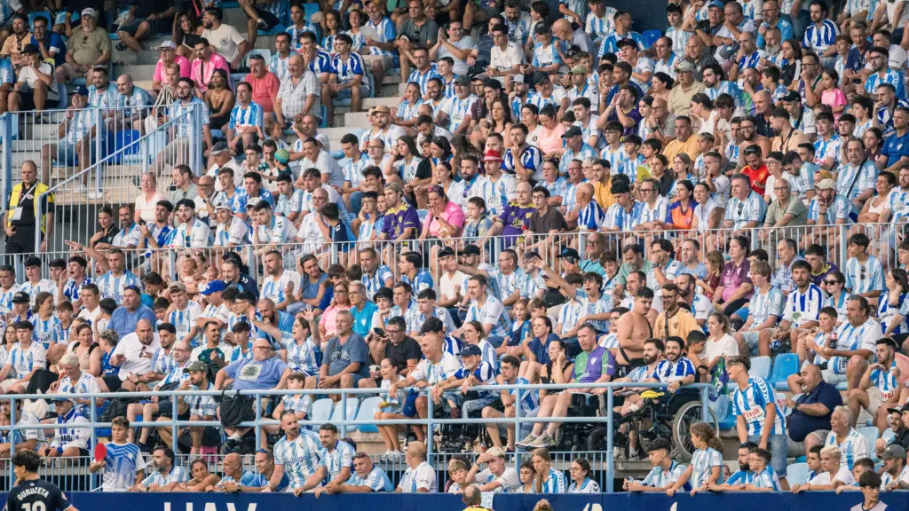 LA AFICIÓN MALAGUISTA EN LA GRADA DURANTE EL PARTIDO ANTE EL EIBAR