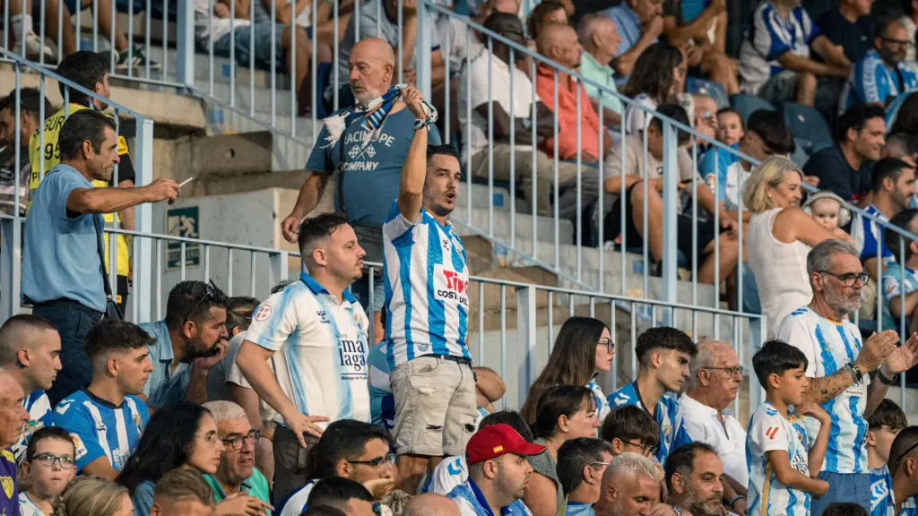 UN AFICIONADO PROTESTA AL ÁRBITRO EN EL MÁLAGA VS EIBAR