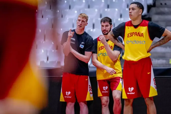 ALBERTO DÍAZ Y BRIZUELA CHARLAN ENTRENAMIENTO DE ESPAÑA