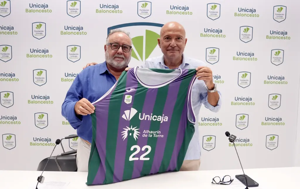 JOAQUÍN VILANOVA Y LÓPEZ NIETO POSAN CON LA CAMISETA DEL UNICAJA ALHAURÍN DE LA TORRE