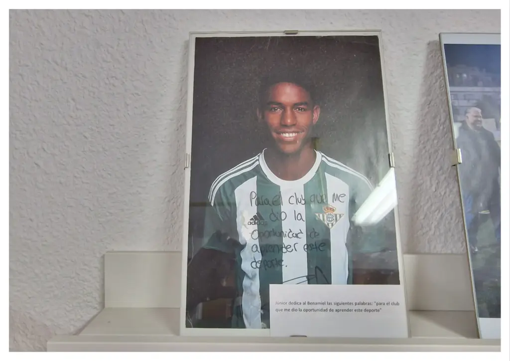 JUNIOR FIRPO DEDICA A UN CUADRO AL BENAMIEL DE SU ETAPA EN EL BETIS