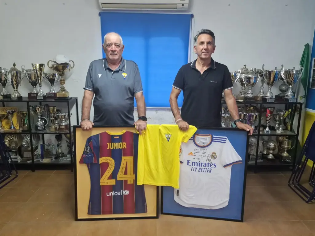 TOMÁS MÁRQUEZ Y SALVA BURGOS CON LAS CAMISETAS DE ISCO Y JUNIOR