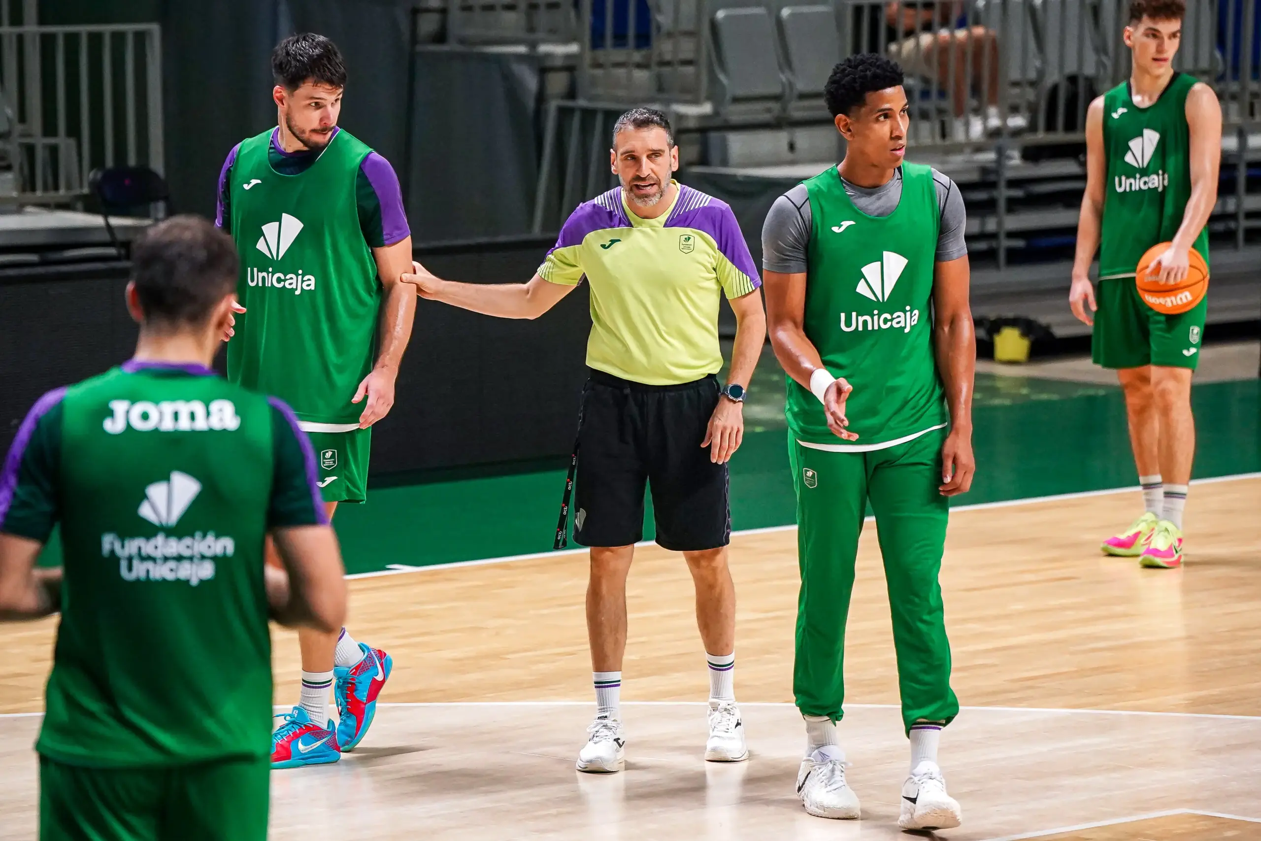 Movimientos en plantilla: Tenerife conserva su identidad y Unicaja busca ritmo