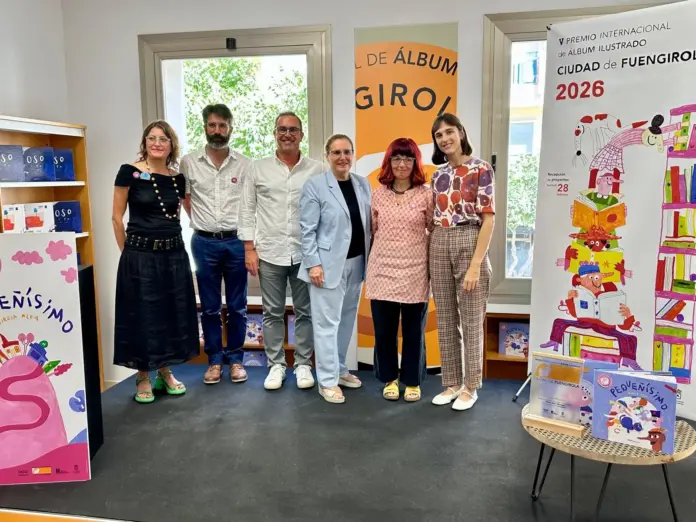 Foto-de-familia-tras-la-entrega-del-Premio-Internacional-de-Álbum-Ilustrado