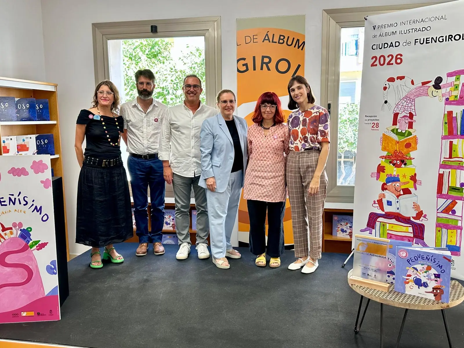 Foto-de-familia-tras-la-entrega-del-Premio-Internacional-de-Álbum-Ilustrado
