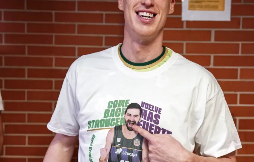 El Unicaja manda un mensaje de apoyo a Kravish en forma de camiseta