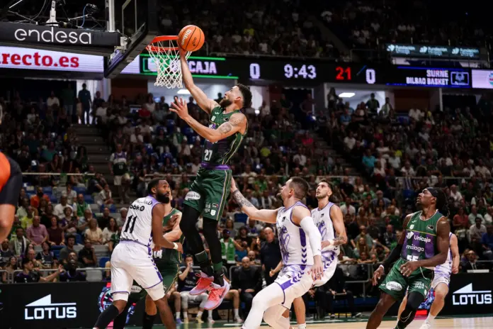 CHRIS DUARTE PENETRA HACIA EL ARO ANTE SURNE BILBAO BASKET