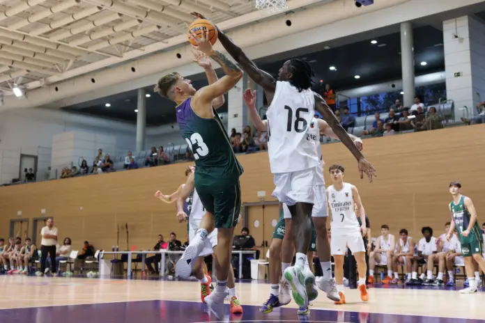 EL REAL MADRID AMARGA EL DEBUT DEL UNICAJA EN LIGA U