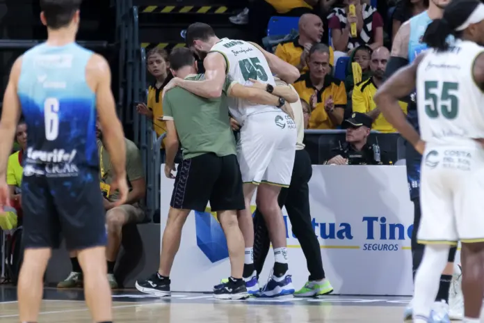 David Kravish se retira lesionado en el Santiago Martín