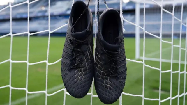 'Ningún Niño Sin Tacos', la recogida solidaria de botas de fútbol que organiza el Málaga CF