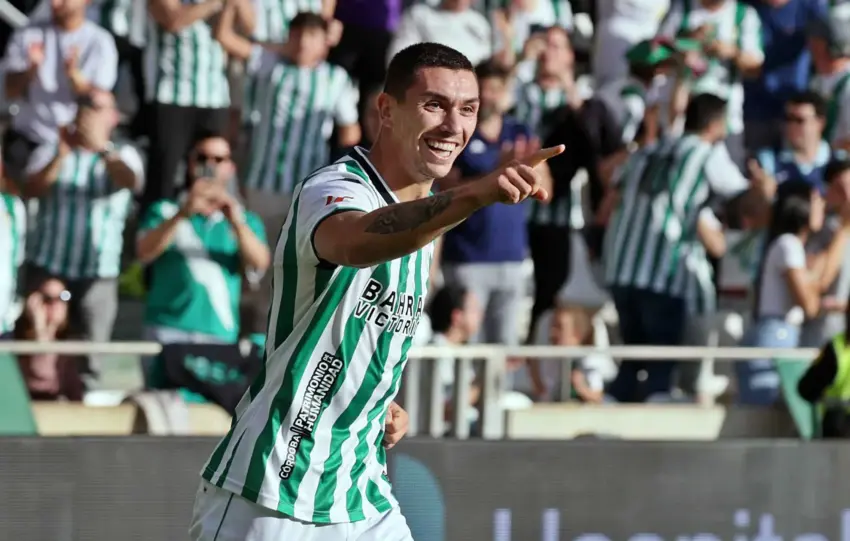 ADRIÁN FUENTES DE SER PICHICHI DE PRIMERA RFEF A SER LA AMENAZA DEL CORDOBA