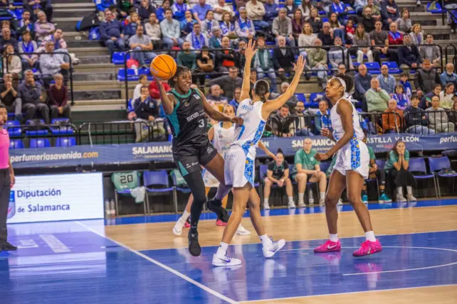 Perfumerías Avenida impone su defensa y supera con autoridad al CAB Estepona