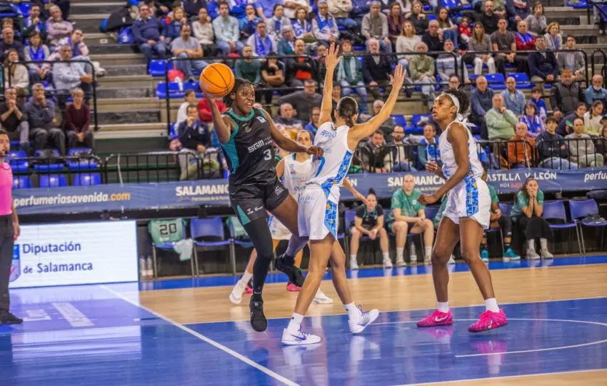 Perfumerías Avenida impone su defensa y supera con autoridad al CAB Estepona