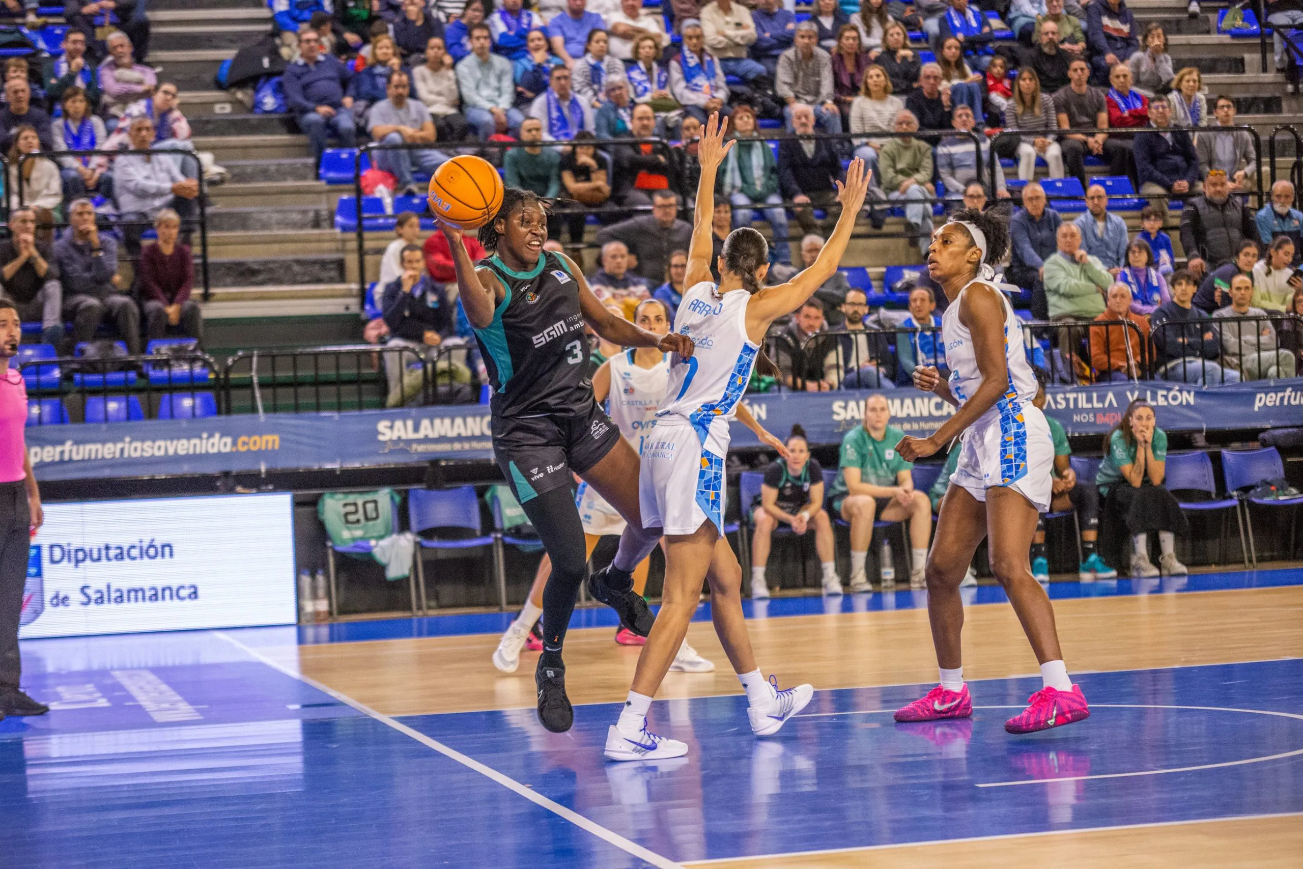 Perfumerías Avenida impone su defensa y supera con autoridad al CAB Estepona